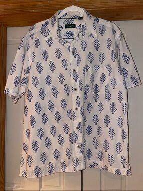 Orvis White Men’s Short-Sleeve Button-Down with Blue Leaf Motif Size L